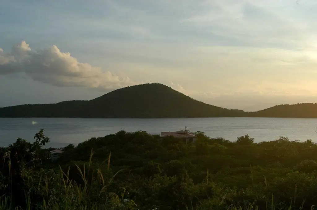 Cayo Luis Peña visto desde Culebra al atardecer