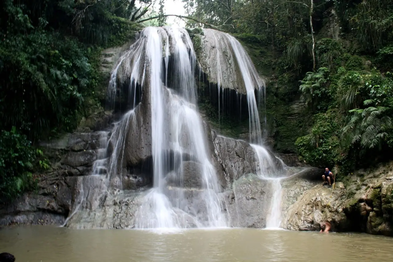 La cascada de Gozalandia, en San Sebastián, cayendo en varios chorros por una repisa de roca a una poza ancha