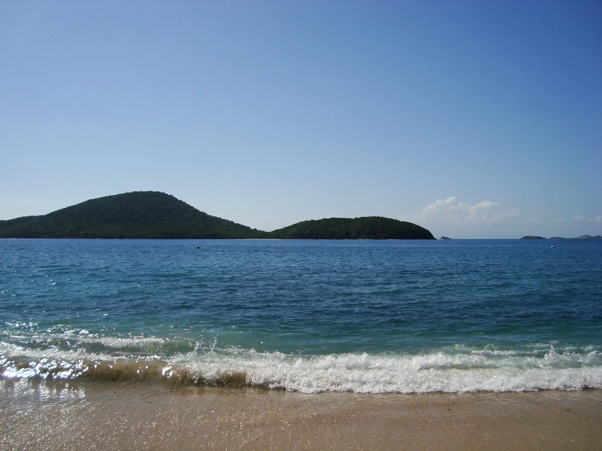 Cayo Luis Peña visto desde la orilla de Playa Tamarindo